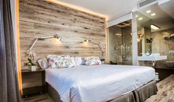 1 king bed, non-smoking, junior suite, mini bar, safe, air-conditioned, wi-fi