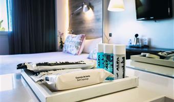 1 king bed, non-smoking, junior suite, mini bar, safe, air-conditioned, wi-fi