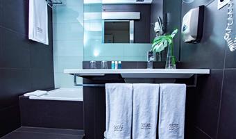 1 king bed, non-smoking, standard room, convertible into two twin beds, safe, air-conditioned, wi-fi