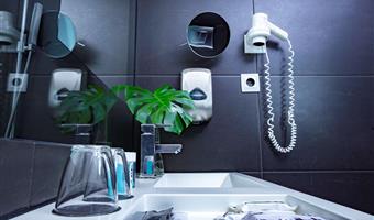 1 double bed, non-smoking, standard room, safe, wi-fi, air-conditioned, coffee and tea maker