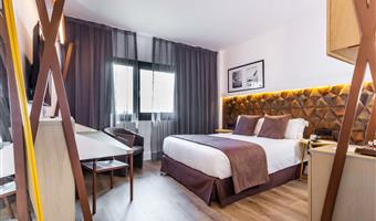 1 double 1 single, non-smoking, standard room, safe, wi-fi, air-conditioned, coffee and tea maker