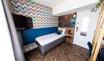the classic single room is 14m2, but efficiently designed and equipped with a single bed, air conditioning, chair, tv, coffee facilities and a small working desk.<br /><br />everything you need for a budget and comfortable stay in arnhem!