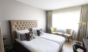 looking for extra space and comfort during your stay in arnhem? stay in our comfort double room! in the comfort room you can sit back and relax with a book in one of the chairs or watch tv after a day of sightseeing in arnhem.<br /><br />  the comfort room is equipped with has air conditioning, spacious desk and a seating area with a table and two chairs.<br /><br />take a seat in one of the lovely chairs and enjoy the view of the center of arnhem.<br /><br />