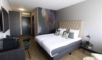 looking for extra space and comfort during your stay in arnhem? stay in our comfort double room! in the comfort room you can sit back and relax with a book in one of the chairs or watch tv after a day of sightseeing in arnhem.<br /><br />  the comfort room is equipped with has air conditioning, spacious desk and a seating area with a table and two chairs.<br /><br />take a seat in one of the lovely chairs and enjoy the view of the center of arnhem.<br /><br />