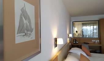 1 queen bed, non-smoking, sea view, deluxe room