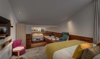 suite-1 king bed, superior room, balneo bathtub