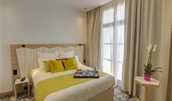 1 queen bed, non-smoking, prestige, large room