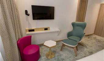 1 queen bed, non-smoking, prestige, large room