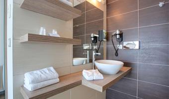 1 queen bed, non-smoking, comfort room, larger room, twin on request, flat screen television, italian shower