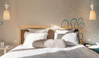 1 queen bed, non-smoking, superior room, twin on request