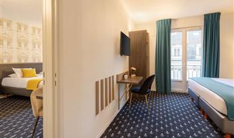 2 king beds 1 twin bed, non-smoking, family room, balcony, view of the square, twin on request