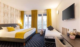 2 king beds 1 twin bed, non-smoking, family room, balcony, view of the square, twin on request