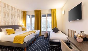 2 king beds 1 twin bed, non-smoking, family room, balcony, view of the square, twin on request