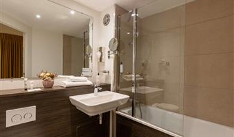 2 king beds 1 twin bed, non-smoking, family room, balcony, view of the square, twin on request