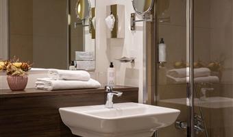 2 king beds 1 twin bed, non-smoking, family room, balcony, view of the square, twin on request