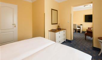 1 double bed, deluxe room, balcony, flat screen television, lake view, wi-fi, coffee and tea maker