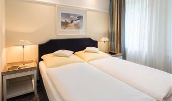 1 single bed, standard room, flat screen television, desk, wi-fi, coffee and tea maker