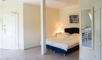 1 double bed, comfort room, flat screen television, desk, wi-fi, coffee and tea maker