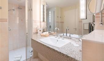 suite-1 double bed, separate building, separate living area, sheltered loggia, bathrobe and slippers, free w-lan, free parking, full breakfast