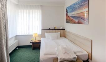 1 single bed, standard room, bathrobe and slippers, flat screen television, free w-lan, free parking, full breakfast