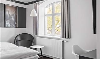 1 queen bed, non-smoking, standard room, work desk, wi-fi