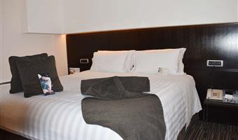 1 king bed, deluxe room, two levels, wi-fi, coffee and tea maker