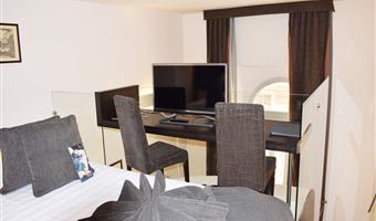 1 king bed, deluxe room, two levels, wi-fi, coffee and tea maker