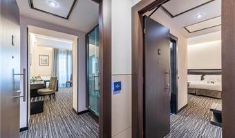 1 king bed, 2 single beds, family superior room, 2 connecting rooms, wi-fi, coffee and tea maker