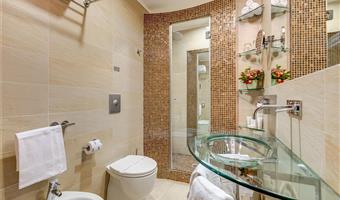 1 queen bed, comfort room, extra bed