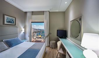 1 queen bed, non-smoking, sea view