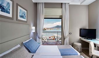 1 queen bed, non-smoking, sea view