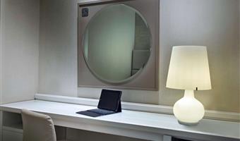 1 queen bed, non-smoking, sea view