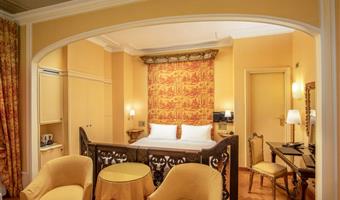 1 queen 2 single beds, non-smoking, standard room, family room