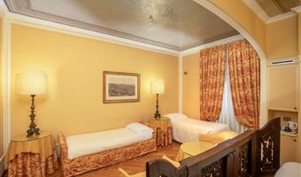 1 queen 2 single beds, non-smoking, standard room, family room