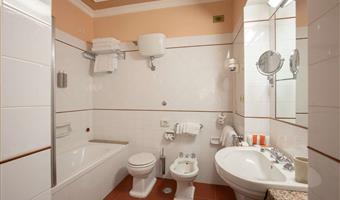 1 queen 2 single beds, non-smoking, standard room, family room