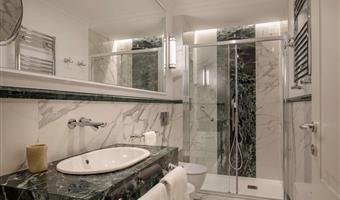 1 queen bed, non-smoking, comfort room