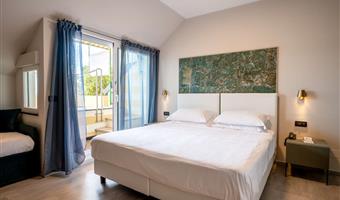1 queen and 1 single, sea view, terrace