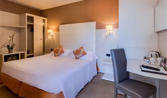 1 queen bed, sea view