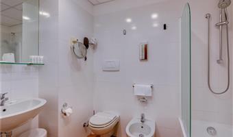 1 queen bed, sea view