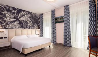 1 queen and 1 single, garden view, balcony