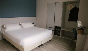 1 queen bed, non-smoking, superior room, sofabed for one person up to 12 years, side sea view, convertible into two twin beds
