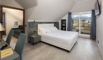 1 queen and 1 single, non-smoking, deluxe room, sea view, two balconies, two bathrooms