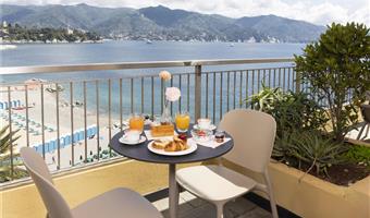 1 queen and 1 single, non-smoking, deluxe room, sea view, two balconies, two bathrooms