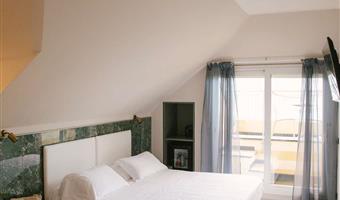 1 queen and 1 single, non-smoking, deluxe room, sea view, two balconies, two bathrooms
