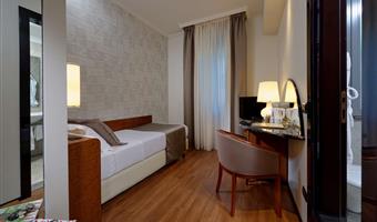 1 single bed, comfort room