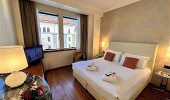 2 single beds, comfort room