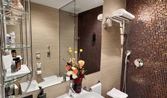 2 single beds, comfort room