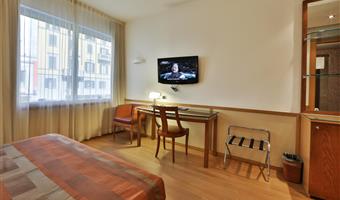 1 queen bed, comfort room