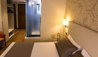 1 queen bed, comfort room