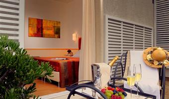 1 queen bed, comfort room